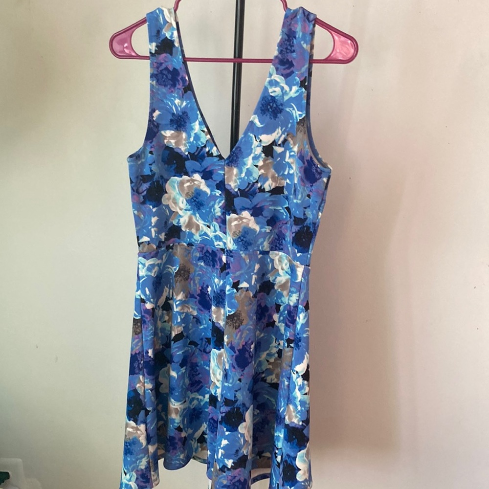 Size M floral mini dress